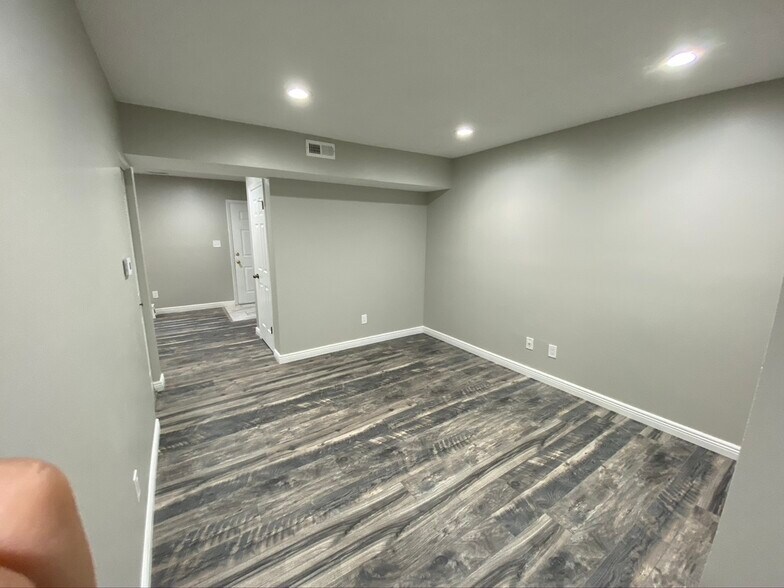 Building Photo - 9057 W Swan Cir