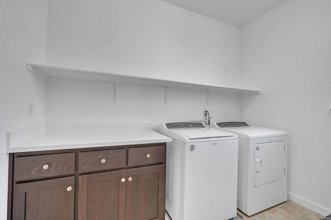 Building Photo - 2333 Aerostar Way