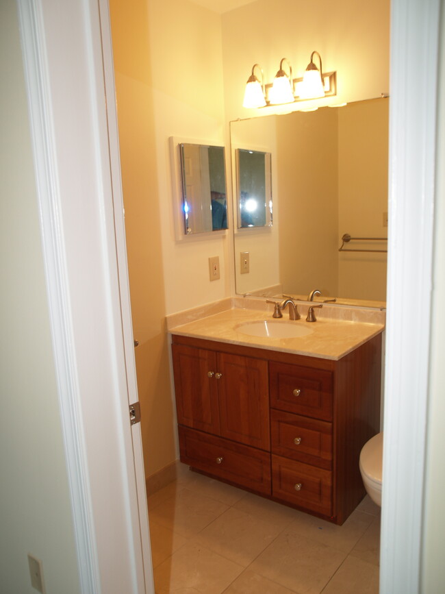 2nd Floor Main Full Bathroom - 3287 Sutton Pl NW