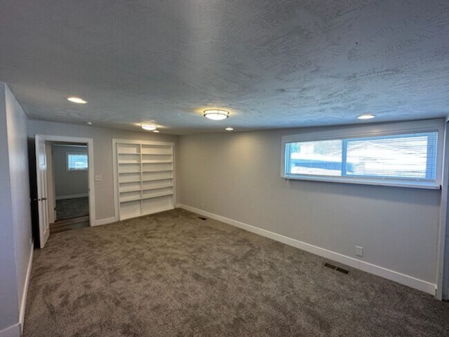 Building Photo - Beautiful 6 bedroom 2 bathroom home is a m...