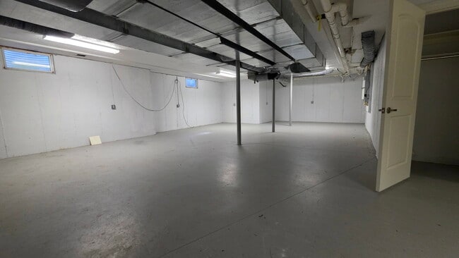 Building Photo - 910 W Roxbury Pkwy