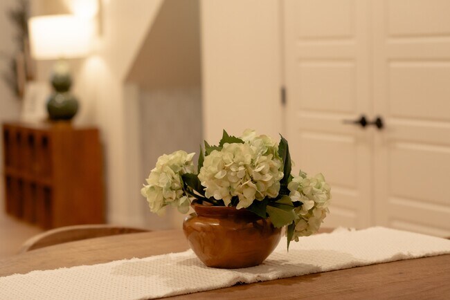 Building Photo - 1204 SW Franklin Dr