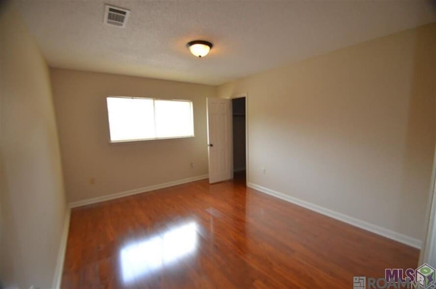 Building Photo - 5017 Parkoaks Dr