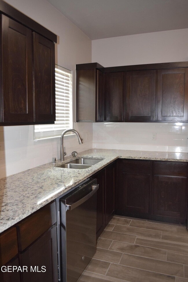 Building Photo - 355 Sol Ct