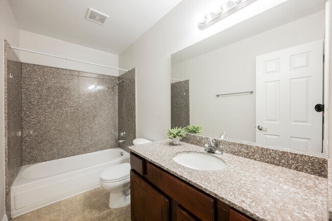 Building Photo - Beautiful 1 bedroom condo Resort style guard gated community