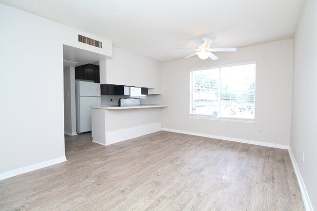 Building Photo - Freshly Updated -Ground-Floor Apartment Ne...