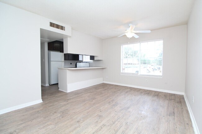 Building Photo - Freshly Updated -Ground-Floor Apartment Near UWF – Available Now!
