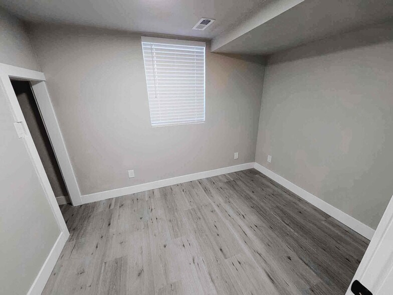 Building Photo - 433 E Bridge St