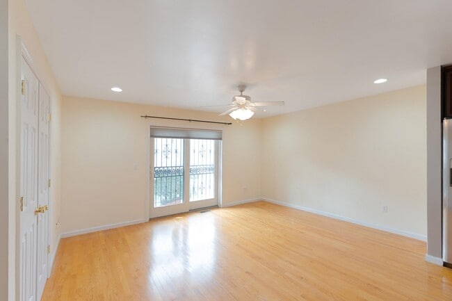 Building Photo - 260 Custer Ave