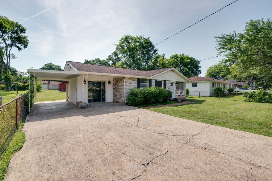 Building Photo - 3234 Moorewood Dr