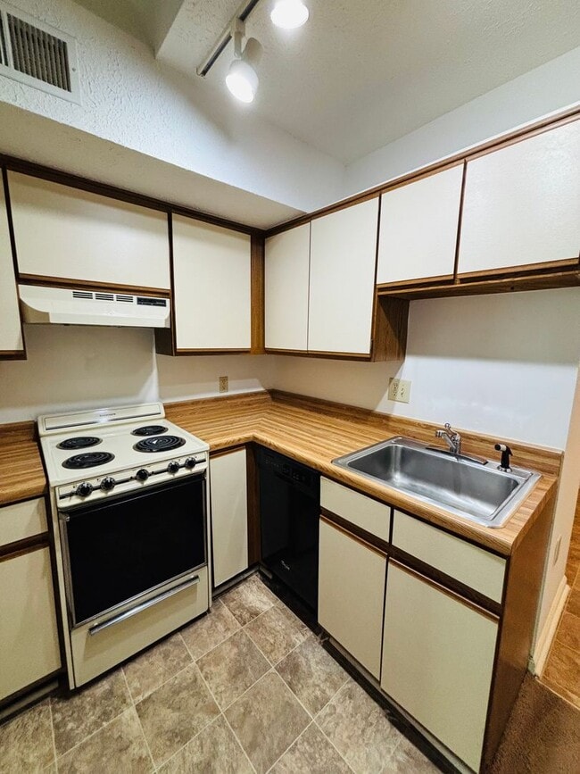 Building Photo - Studio 1 Bath with Loft Condo