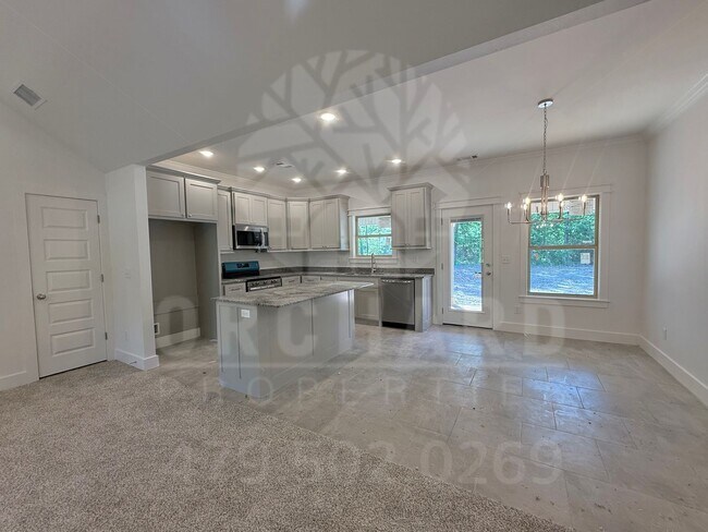 Building Photo - Single-Family Home- 2 Bed/ 2 Bath w/ Hobby...