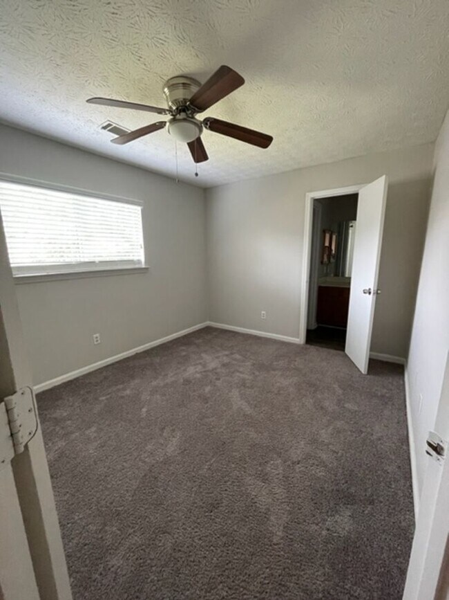 Building Photo - 3 Bedroom Home Available !