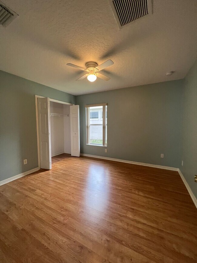 Building Photo - Gorgeous 3 bedroom, two bathroom home in 5...