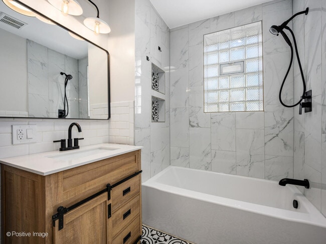 Building Photo - 2415 W Warner Ave