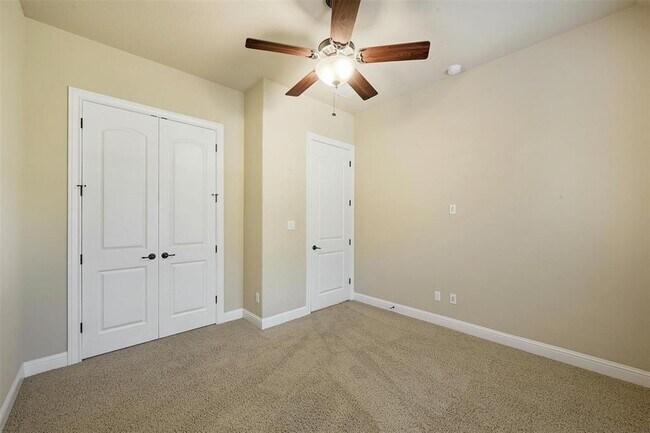 Building Photo - 211 Lake Como Dr