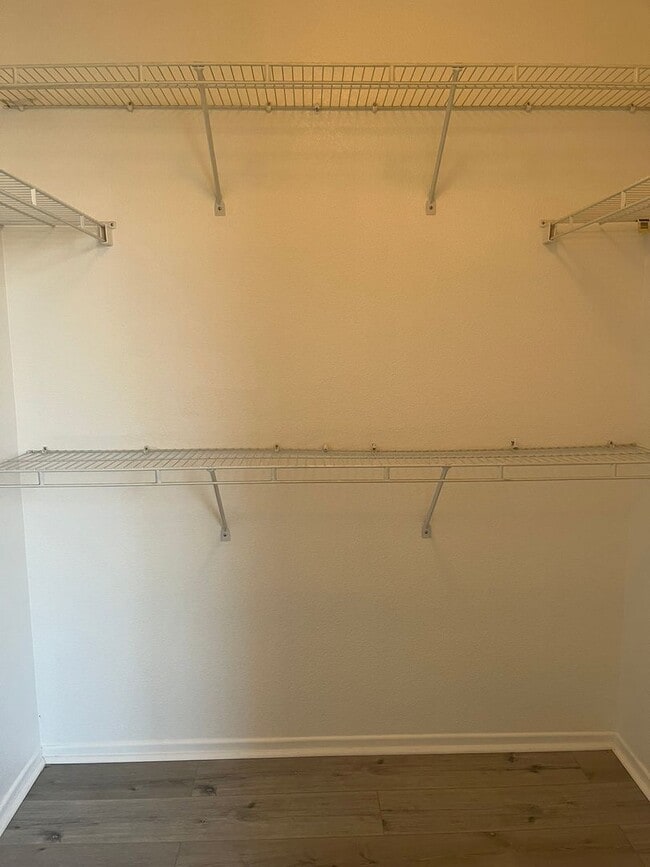 Building Photo - 3 bedroom 2 bathroom Home available in Vic...
