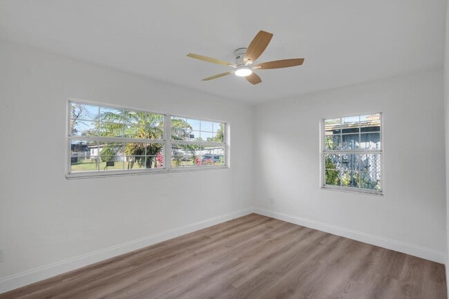 Building Photo - 833 Pinedale Ave