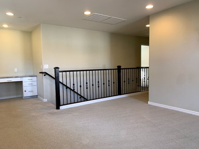 Building Photo - 4 BEDROOM PLUS LOFT, BUILT IN BBQ WITH COMMUNITY POOL