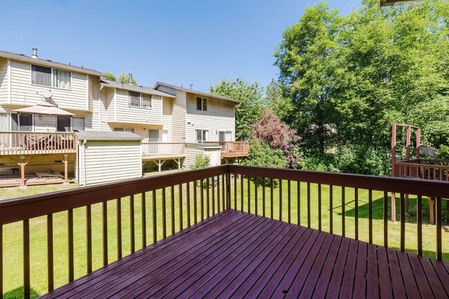 Building Photo - Desireable End Unit, Bremerton Triplex - A...