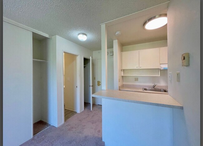 Building Photo - $500 OFF FIRST MONTH RENT!!! AVAILBLE NOW! TOP FLOOR Condo Available in Watergate Community/Emery...