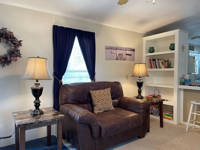 Building Photo - Recently renovated-3 bedroom/2 bathroom home-fully furnished-located in Tanglewood Subdivision