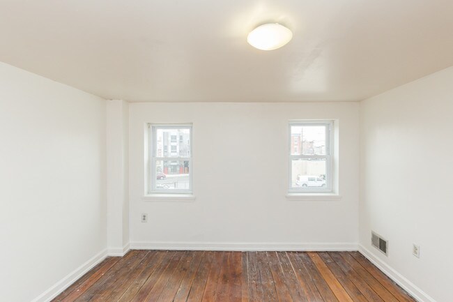 Building Photo - 2582 Collins St