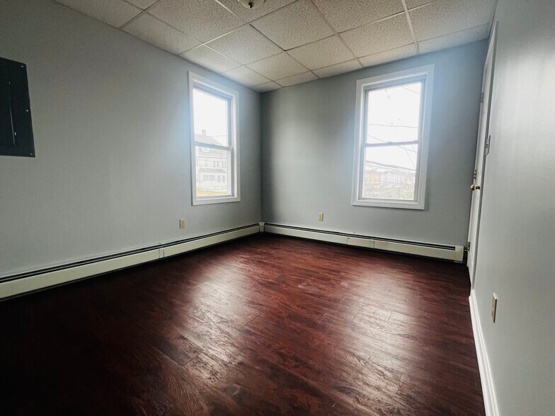 Building Photo - 876 Middle St