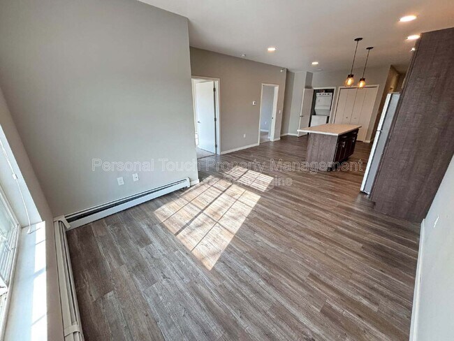 Building Photo - 600 8th St S