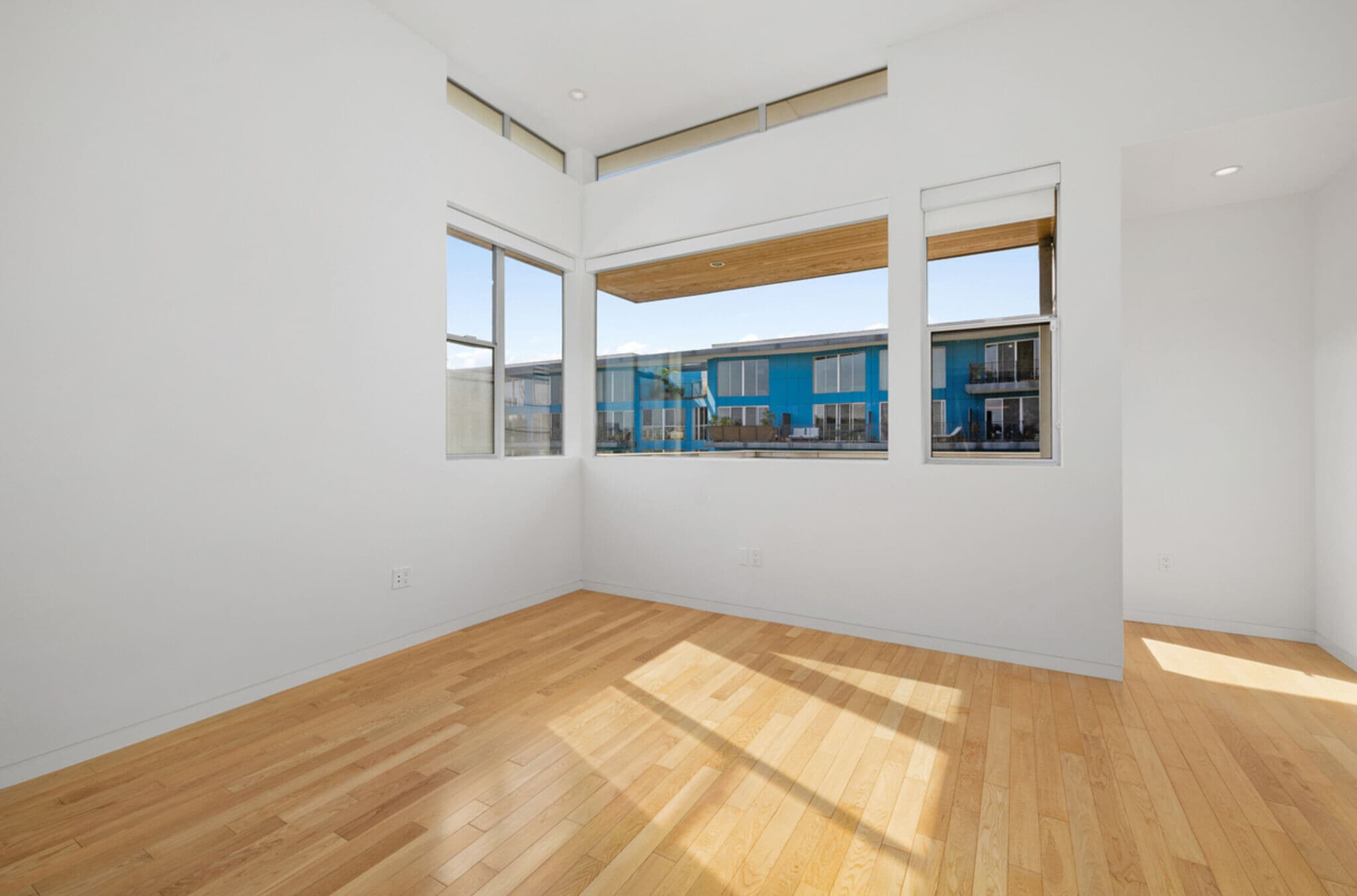 Building Photo - 742 N Hudson Ave