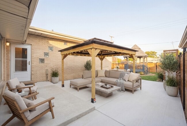 Building Photo - 9728 S Tripp Ave