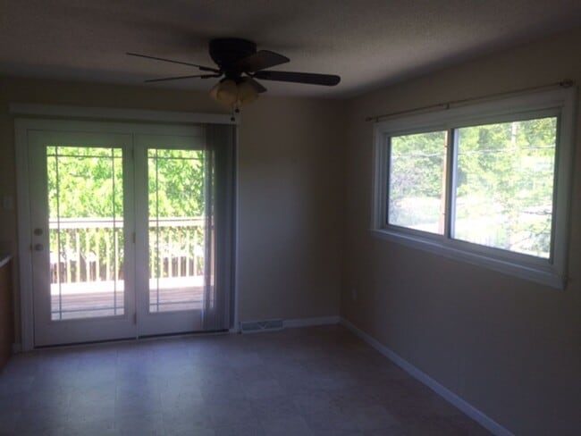 Building Photo - 3 Bed 2 Bath Home