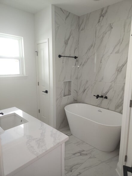 Master Bathroom Soaking Tub - 2033 Conti St