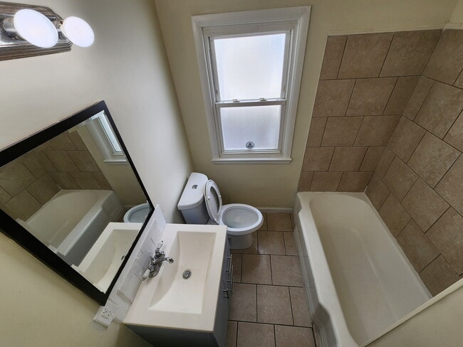 Building Photo - 13601 Beachwood Ave