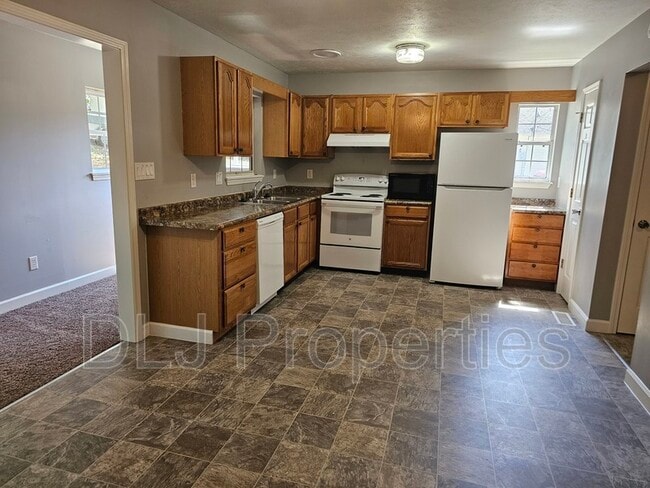 Building Photo - 546 Betty Lou Dr