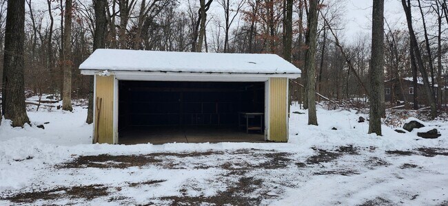 Building Photo - 730 Lonely Cottage Rd