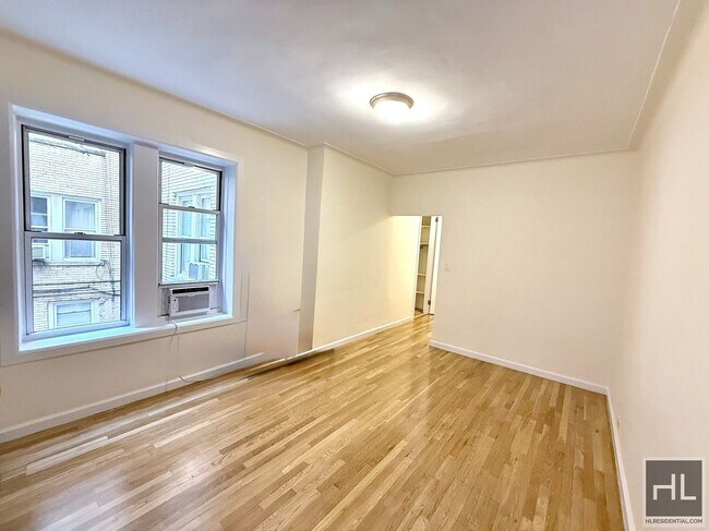 Building Photo - 117 W 13th St