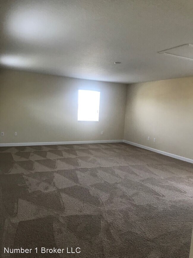 Building Photo - 5 br, 3.5 bath House - 15072 Evergreen Oak...