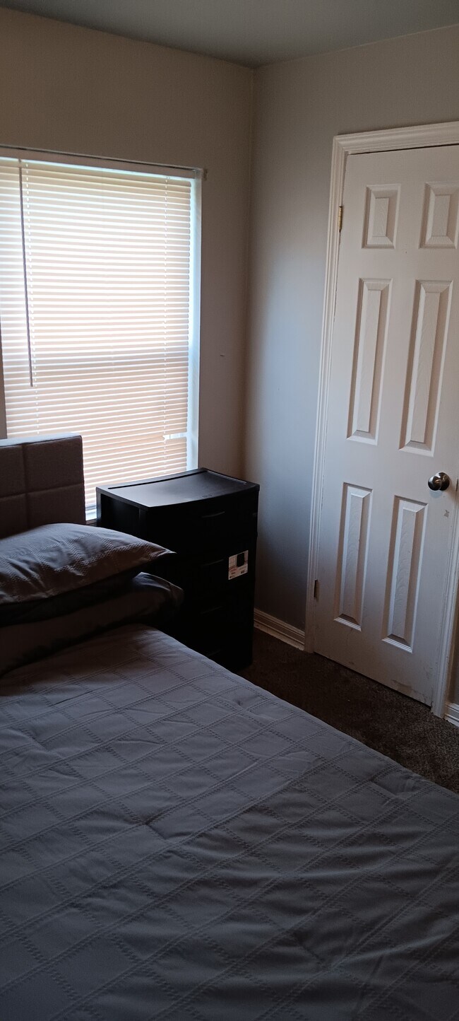 Building Photo - 548 E Woodrow St