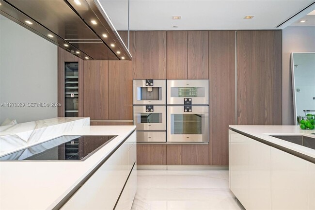 Building Photo - 18501 Collins Ave