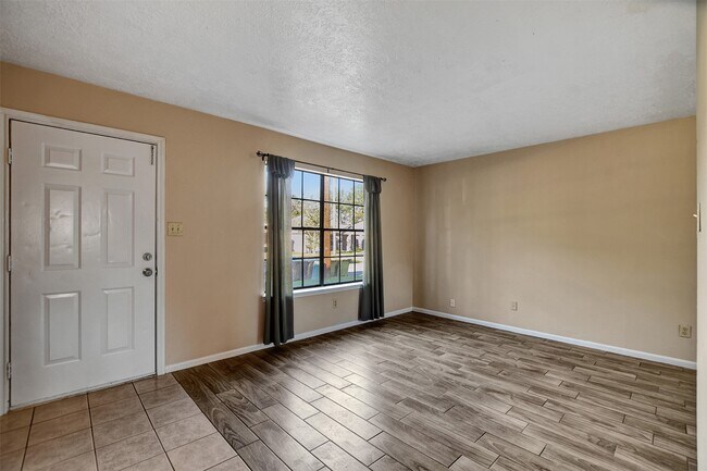 Building Photo - 1706 Longview St