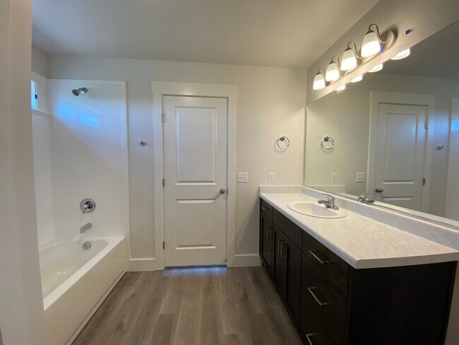 Building Photo - 1403 W Creekside Dr