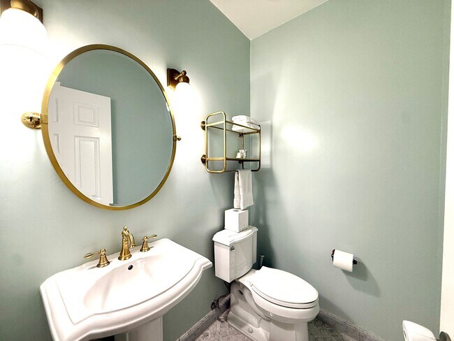 Building Photo - Vibrant 3 Bedroom Townhome in Bressi Ranch