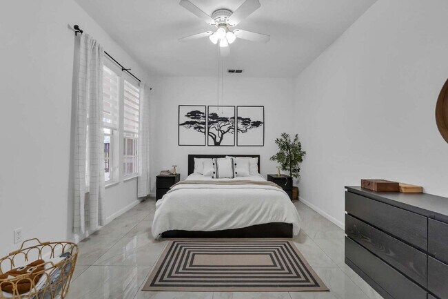 Building Photo - Spacious 3-Bedroom townhome in Kissimmee – Available Now!