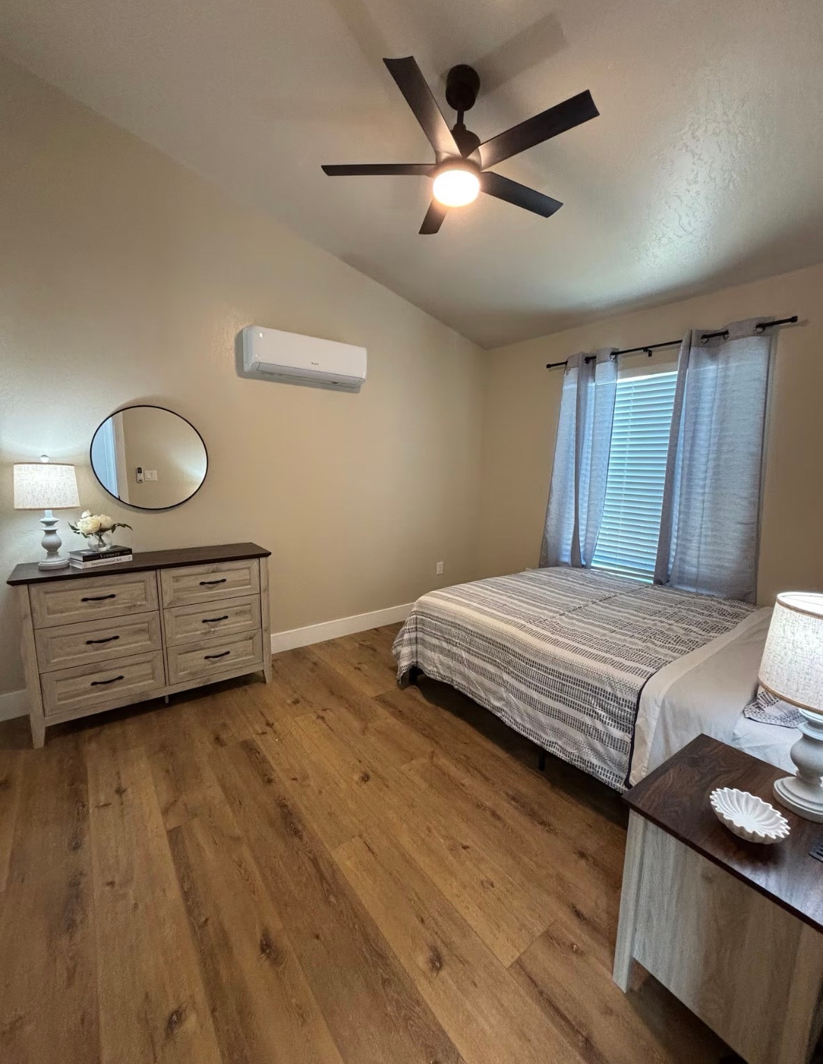 Building Photo - 5929 E Dayton Ave