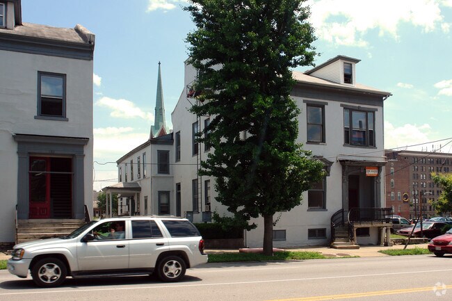 Building Photo - Live easy, live charming