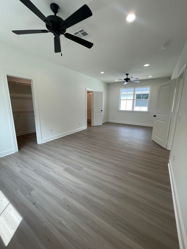 Building Photo - Luxurious NEW CONSTRUCTION 4/4.5 Home Near Baylor Campus!