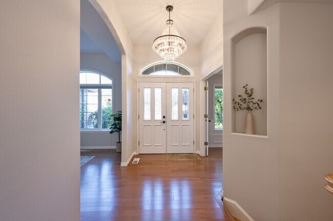 Building Photo - BEAUTIFUL 5 Bedroom Home in the Sought-After Hillshire Estates of Bull Mountain