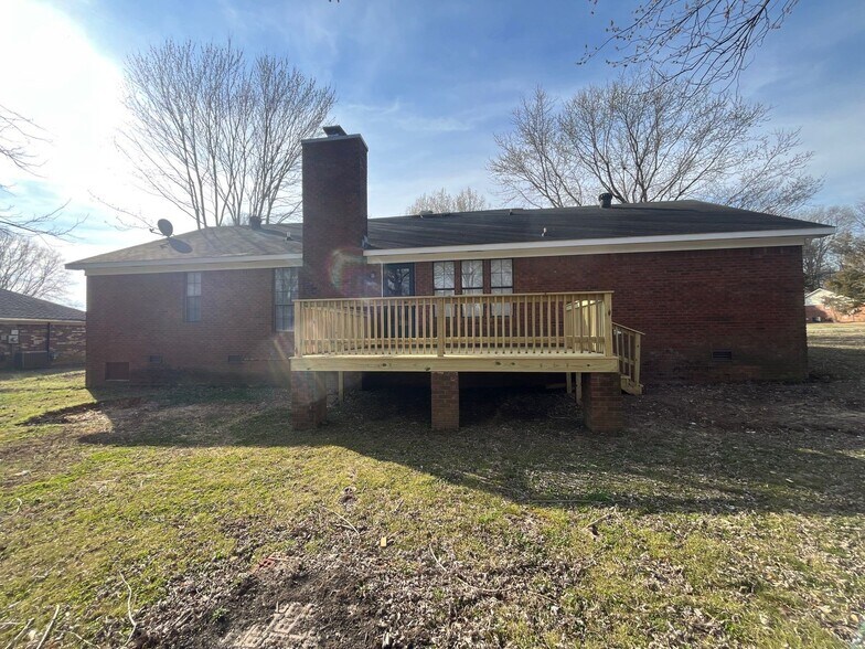 Building Photo - 102 Commanche Trl