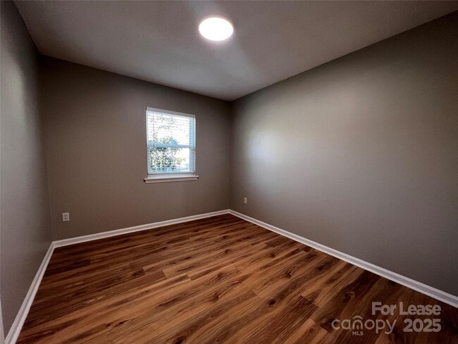 Building Photo - 407 Stirrup Ct